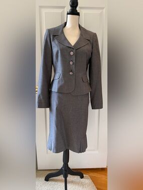 Tahari Retro Style 2- Piece Skirt Suit Gray w/ Pleated Skirt size 6